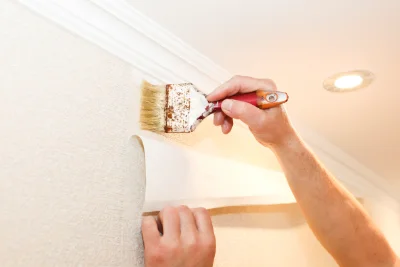 Pose de papier peint à Montirat — revêtements muraux et toiles de verre